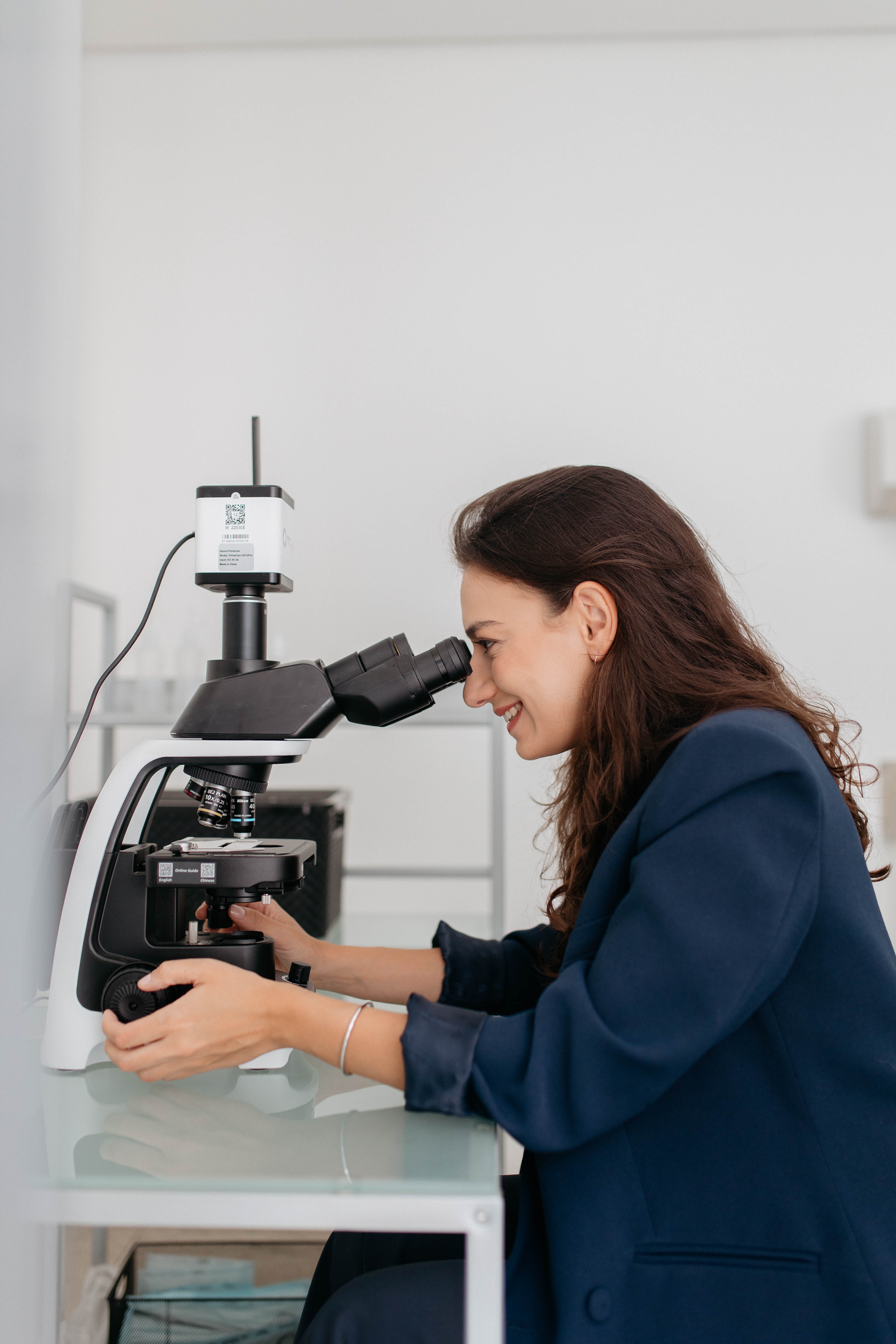 Microscópio óptico com câmera acoplada no consultório