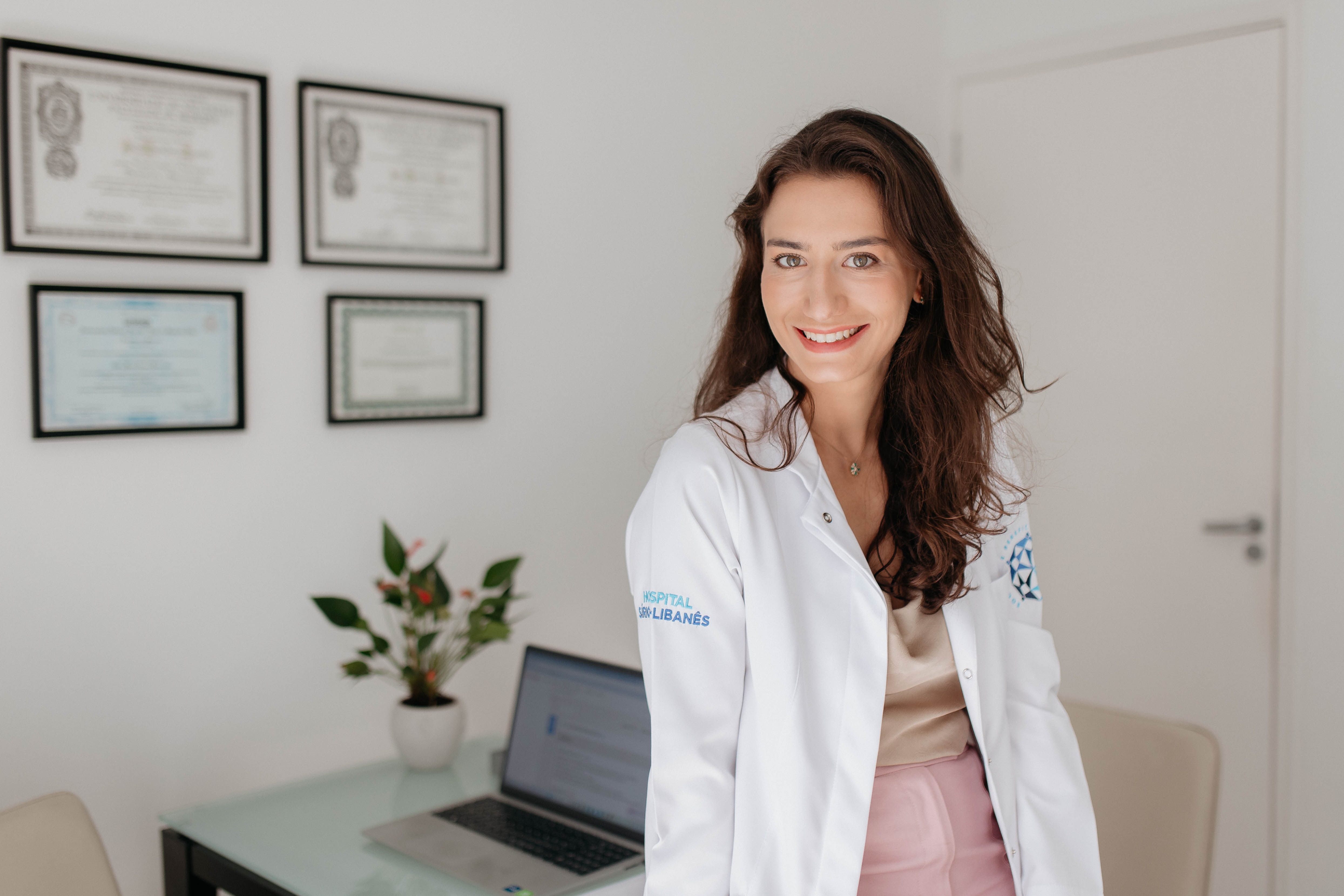 Dra. Julia M. Bianchini com jaleco do Hospital Sírio-Libanês